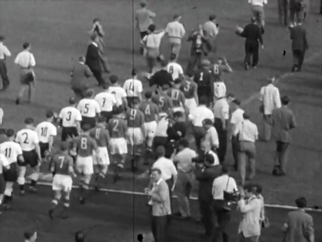 Капитаны команд и тренеры выводят команды на поле