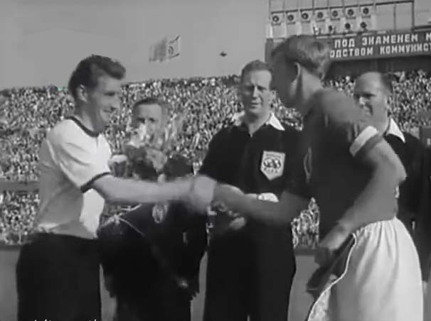 Дружеское рукопожатие капитанов команд. На фото Фриц Вальтер и Игорь Нетто. Рядом судейская бригада из Англии. Судья матча - Уильям Линг, судивший финал первенства мира 1954.
