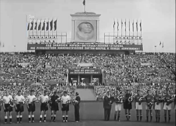 Команды выстроились на поле для приветствия публики.