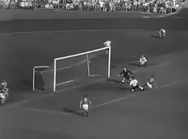 После прострела Татушина и удара Паршина счет открыт. Советская сборная повела - 1:0