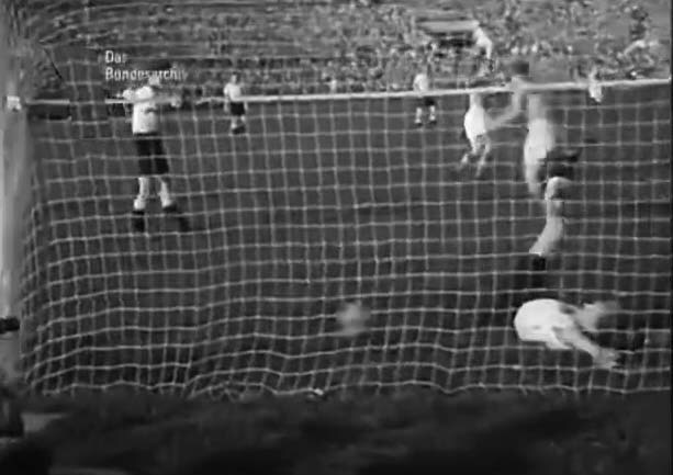 Мяч в немецких воротах. Чемпион мира пропускает третий мяч - 2:3.