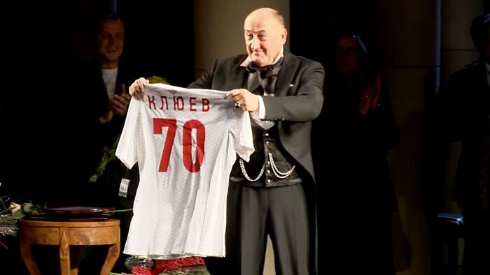 Футбольная майка, которую подарили актеры Малого театра Борису Клюеву