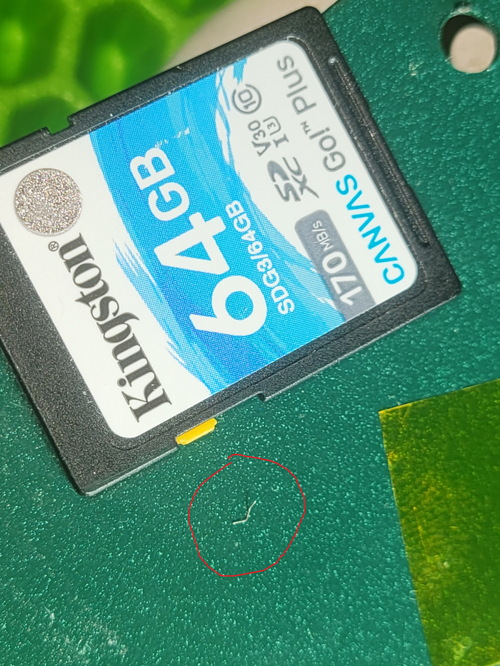 размер проволочки положил её рядом с SD картой памяти для масштаба