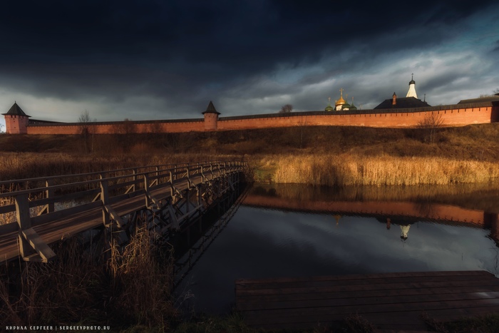 Деревянный пешеходный мост