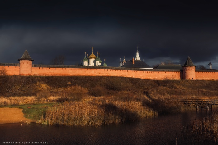 За стеной виднеется Собор Преображения Господня