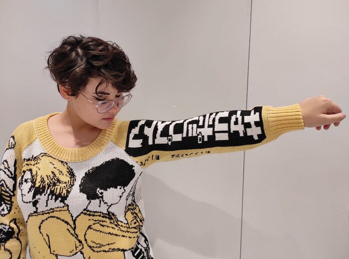 на рукавах разный принт.