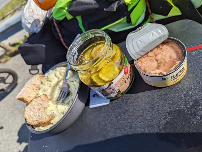 Роскошный обед путешественника. Кстати рыбные консервы во многих странах Европы безумно вкусные, очень отличаются от наших в России, но вот с этими огурцами нам не повезло (очень много уксуса)