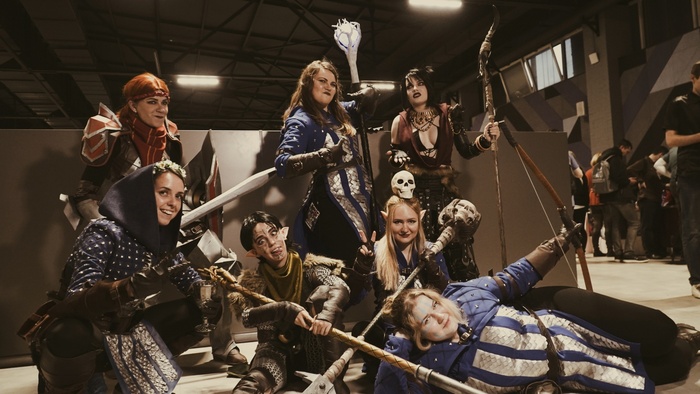 "сделайте всратые лица"