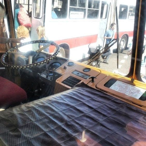 Вид вперед. Смотрим на дорогу и наблюдаем за водителем