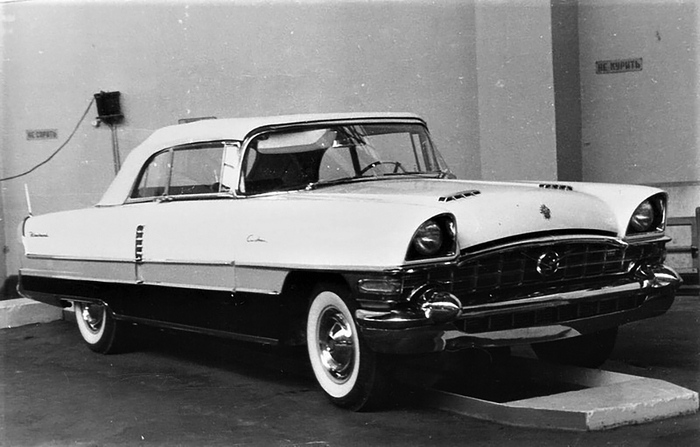 Американский Packard Caribbean Convertible воодушевил дизайнеров Горьковского автозавода на придание советской машине стремительных обтекаемых форм.
