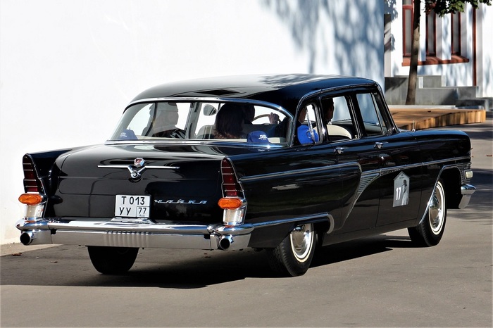 Классический цвет «Тринадцатых Чаек» изначально черный, на котором особенно шикарно смотрятся хромированные элементы отделки экстерьера.