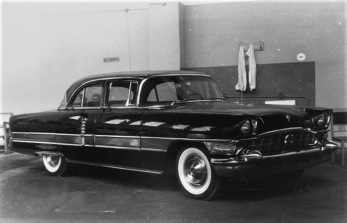 Еще один выпускник автопрома США, оказавший влияние на стилистику нашей «Чайки», — 4‑дверный седан Packard Patrician.