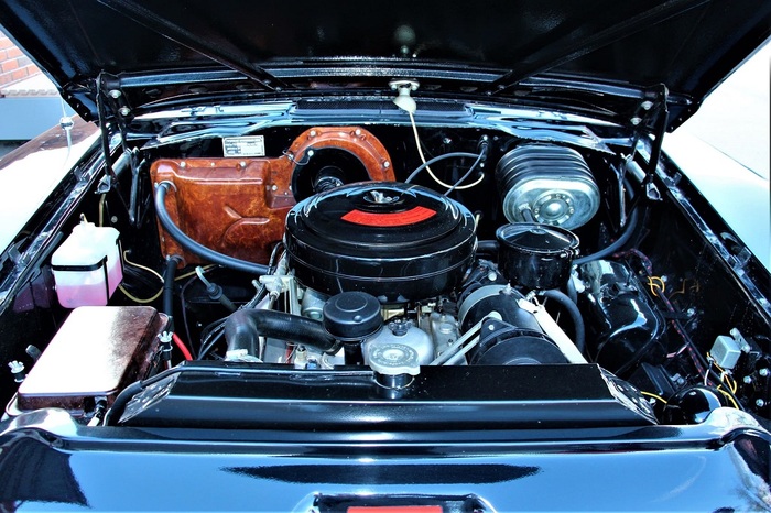 В моторный отсек «Чайки» имплантировали более мощный, чем у ЗИМа, двигатель V8 с алюминиевым, а не чугунным блоком цилиндров.