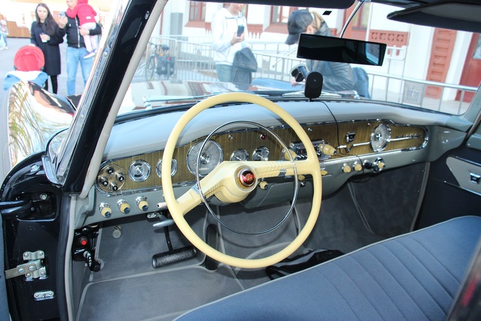 Комбинация приборов первой «Чайки» отличается элегантным стилем и удобством быстрого считывания показаний.