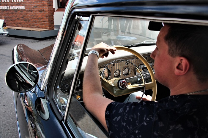 Богато и со вкусом оформленный интерьер ГАЗ-13 соответствовал статусу представительского автомобиля.