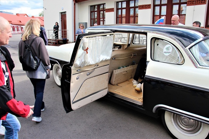 Максимально удобный доступ на задний диван обеспечивает дверь, открывающаяся почти под прямым углом.