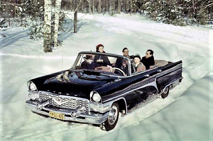 В 1961 году вышли первые кабриолеты ГАЗ-13Б. Некоторые из них были переоборудованы для проведения военных парадов в ГДР и современном Таджикистане.