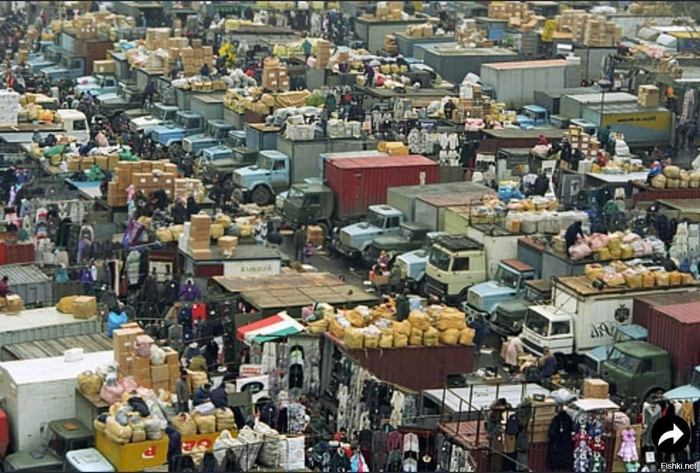 Вещевой рынок в самом сердце столицы, на месте крупнейшего в СССР спортивного комплекса.