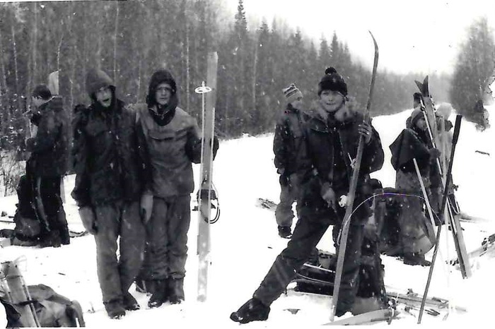 группа школьников и учащихся после выхода группы с маршрута, на дороге Кытлым - Карпинск.