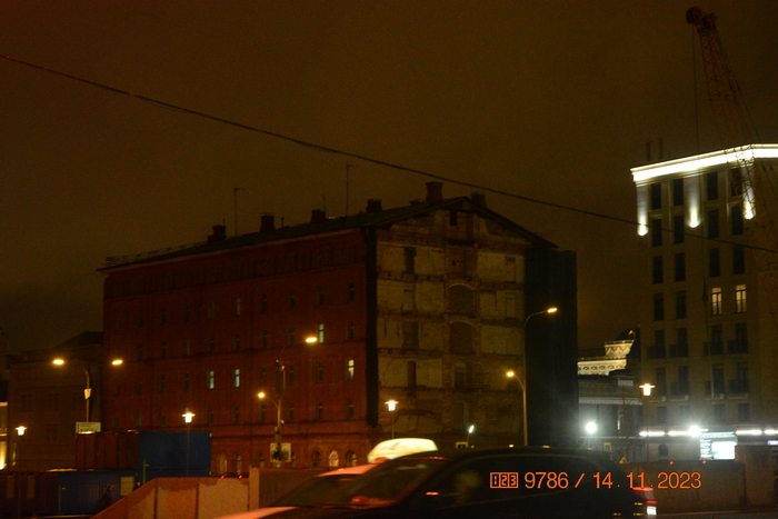 Интересный дом, как будто в нём не хватает какой-то части, которая была снесена...