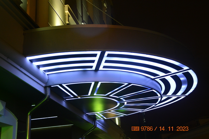 Светящийся козырёк офиса Лукойл