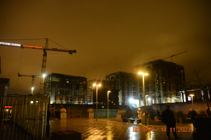 Прибываем туда, где этот светящийся кран и стоит и строят в кои-то веки не 25-этажные свечки..