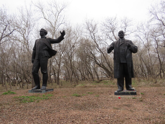 �������� �������� � ����� �������� � ������ �� ������ ������������ �������� � ��������������. ������ �������� ����� �� ������������� �������, ������ - �� ����������� ������� ������. ������� ����� ������ � ����������� ����, ����� ������ � ���� �� ��������.