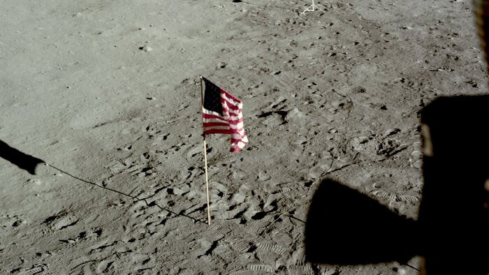 Установленный миссией "Аполлон-11" флаг США на поверхности Луны. Источник: Яндекс-картинки