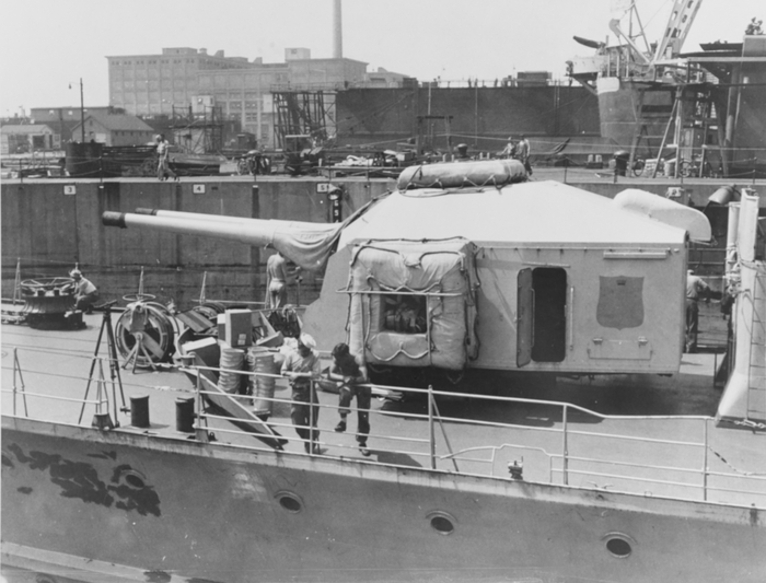 Носовая орудийная башня эсминца Z-39. Фото сделано после капитуляции Германии. Бостонская верфь, август 1945 года