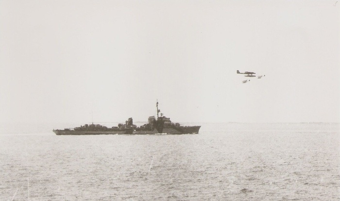 Эсминец Z-23 в походе. Самолёт на фото — предположительно Heinkel He 115