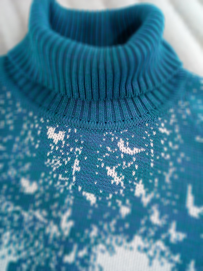 Кетлевка горловины. Основной цвет изделия - смешаны два оттенка цвета бирюзы через "этажерку"(самодельную).