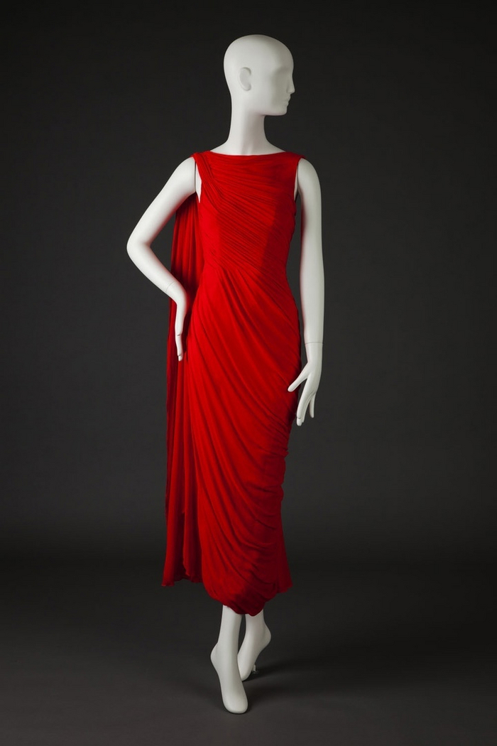 Вечернее платье с верхом из красного шифона, палантин на плечах от дизайнера Сейла Чепмена, 1955-59 гг.