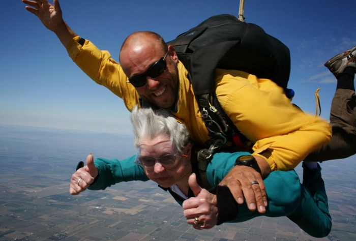 Картинка из открытых источников в целях иллюстрации того, как надо встречать старость.