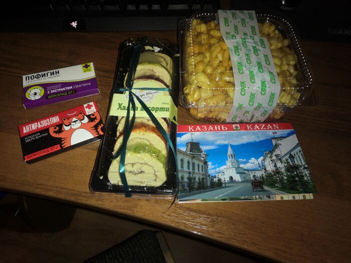 Для начала к сладостям. Шоколадки "Антиразозлин" и "Пофигин" помогут справиться с самыми трудными клиентами. А открытки с видом Казани порадуют глаз.