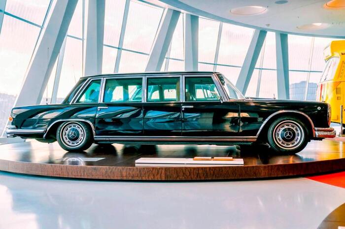 ������������� W100 � ������� ������ � ��������� ����� � ���������. ��� ��������� �� ������������ ����� Mercedes-Benz, ������� ��� ������������� ������������� �������� �� ����� ������� � ������ ����� ������ ������