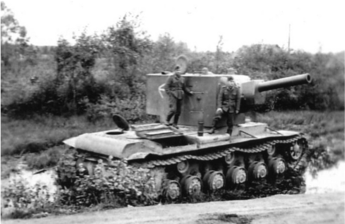 анк КВ-2 из состава 1-го танкового батальона, 27-го танкового полка 14-ой танковой дивизии, 7-го механизированного корпуса, 20 армии Западного фронта, оставленный экипажем из-за поломки на дороге Витебск – Смоленск. Заводской номер Б-4755.