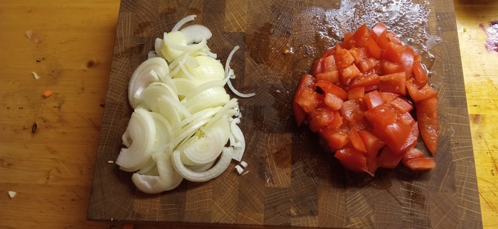 лук полукольцами помидор кубиком