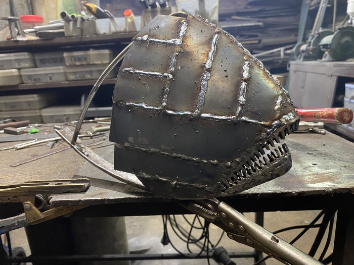 Изготовление головы. В принципе ничего интересного. Режем металл и кусками привариваем.