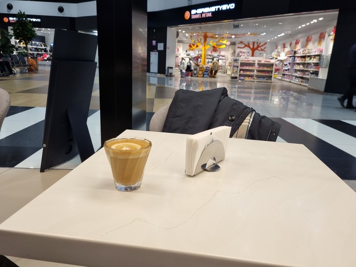 Мерседес ушел из России, кафе осталось