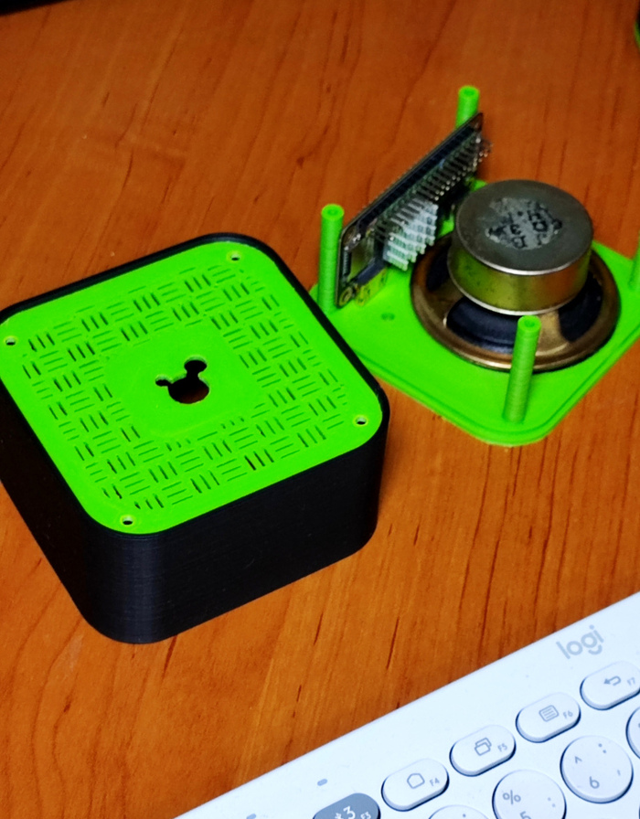 Установка динамика и резонатора. Резонатор одновременно выполняет функцию фиксатора