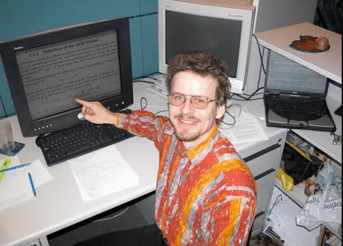 Маркус Хаттер вскоре после запуска своего конкурса. Кстати, Лекс Фридман записывал с ним <a href="https://pikabu.ru/story/chatgpt__nikakoy_ne_intellekt_a_prosto_programma_dlya_szhatiya_interneta_na_moshchnyikh_steroidakh_no_myi_ego_vse_ravno_lyubim_10855121?u=https%3A%2F%2Fwww.youtube.com%2Fwatch%3Fv%3DE1AxVXt2Gv4&t=%D0%B8%D0%BD%D1%82%D0%B5%D1%80%D0%B2%D1%8C%D1%8E&h=2517f6e26a75767ed1b73fe5655a8b829c11f605" title="https://www.youtube.com/watch?v=E1AxVXt2Gv4" target="_blank" rel="nofollow noopener">интервью</a> еще три года назад. Рекомендую глянуть, если пропустили.