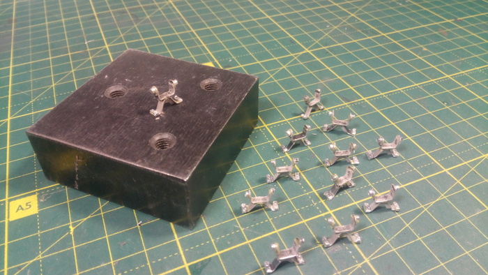 Узел крепления поддерживающего катка