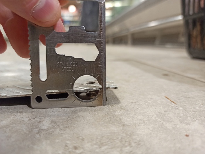 Выпирает на 10 мм.