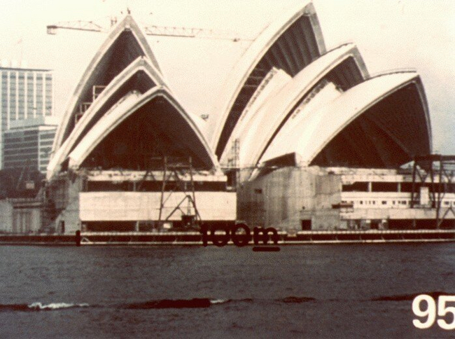 Строительство здания Сиднейской оперы так же запечатлено для "послания" "Вояджера"