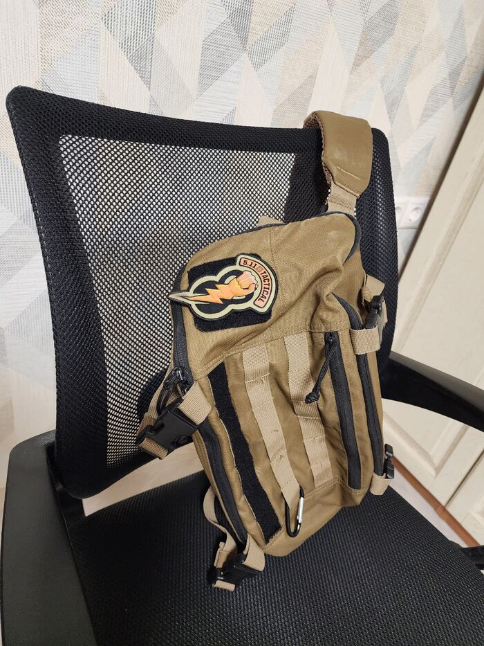 Тактическая сумка-трансформер от 5.11 tactical. Небольшая, удобная, открывается как только заблагорассудиться. Очень удобная в городе, даже маленький ноут помещается. Ткань - прочная кордура, вообще ничего не боится.