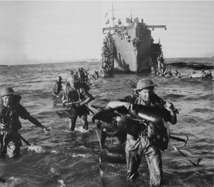 Солдаты британской 51-й горской пехотной дивизии (51st Highland Division) высаживаются с пехотно-десантного корабля типа LCI(L) (Landing Craft Infantry (Large)) № 317 на побережье Сицилии. Операция «Хаски» (Operation Husky)