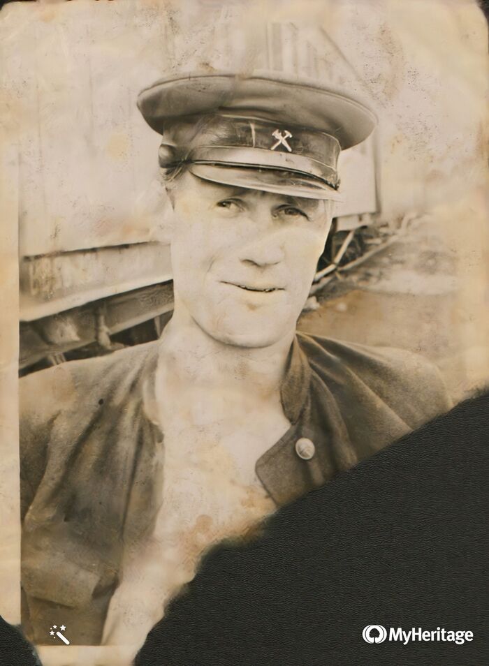 Мой дедушка в фуражке.