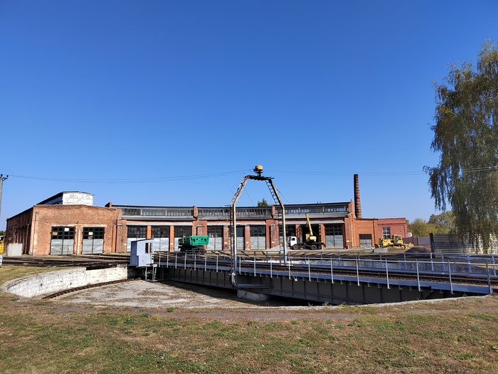 Веерное депо Льгов 2. Сентябрь 2023 года. Веер и поворотный круг отреставрированы и находятся в отличном состоянии. Хотя возможно это послевоенный новострой, но находятся в историческом месте.