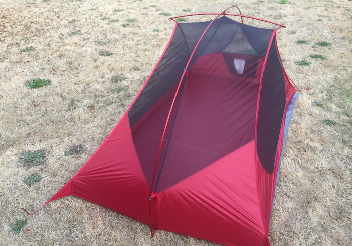 MSR Freelite. Как видите, с одной стороны палатку нужно растягивать, т.к. дуга одна