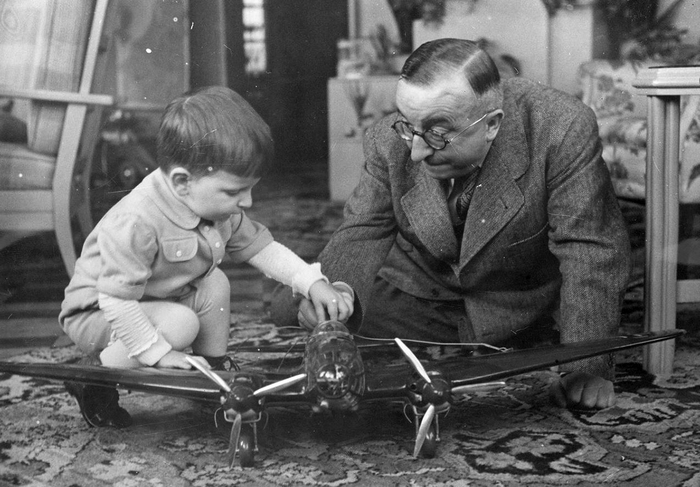 Авиаконструктор Эрнст Хейнкель играет со своим сынишкой моделью бомбардировщика He-111. Такие бомбили Варшаву, Лондон, Москву, Горький. Примечательно, что член НСДАП Хейнкель не был осужден как военный преступник.